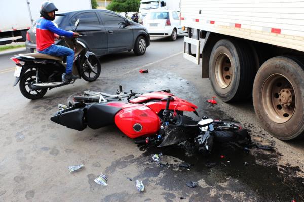 Colisão entre moto e caminhão deixa um ferido na BR 343 em Teresina(Imagem:Jonas Carvalho/GP1)