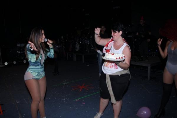 Anitta ganhou bolo dos fãs.(Imagem:Rodrigo dos Anjos/Divulgação)