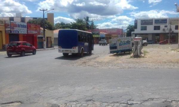 Sem placa, ônibus de transporte coletivo comete show de imprudências em Floriano.(Imagem:FlorianoNews)