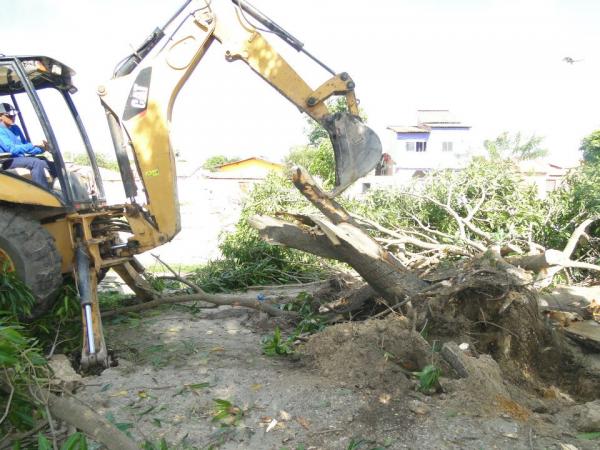 Iniciadas obras da Praça da Juventude no conjunto Pedro Simplício.(Imagem:Daniel Gutembergue)