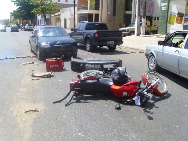 Acidente envolvendo carro e moto na Av. Bucar Neto em Floriano(Imagem:FlorianoNews)