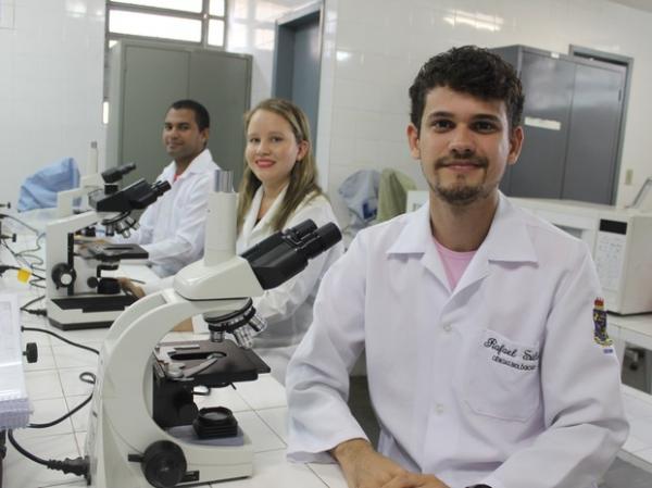 Participantes da pesquisa em laboratório da Uespi.(Imagem:Catarina Costa/G1)