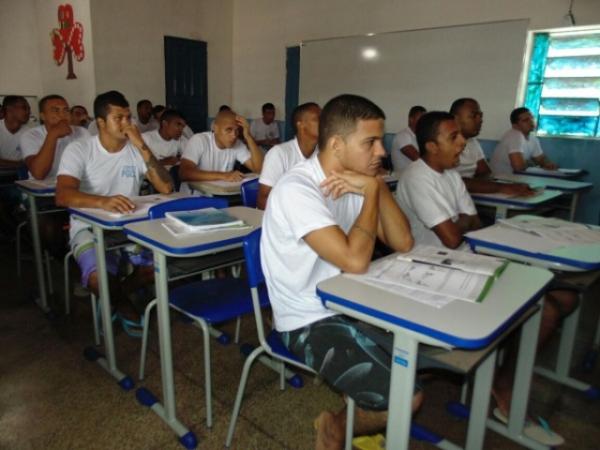 Detentos da Penitenciária Gonçalo de Castro Lima fazem revisão para o ENEM.(Imagem:PGCL)