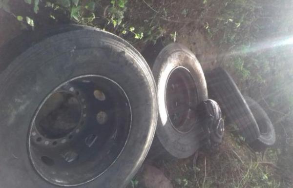PRF recupera pneus furtados de carreta acidentada.(Imagem:PRF)