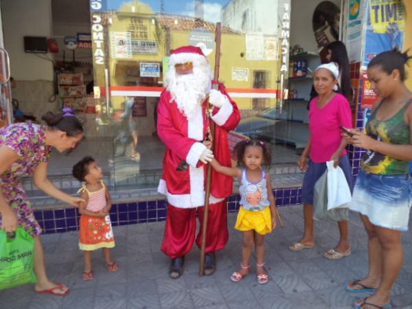 Papai Noel visita comércio e dá largada ao Natal em Floriano.(Imagem:FlorianoNews)
