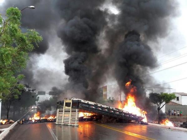 Manifestantes atearam fogo erm pneus e fecharam trecho de rodovia.(Imagem:Maria Moura/Grande Picos)