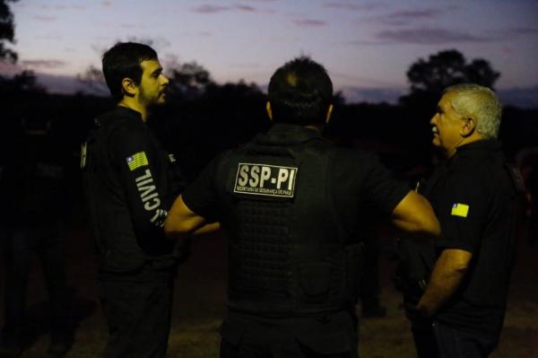  Secretário de segurança participou de ação em Piripiri.(Imagem: Divulgação/Polícia Civil)