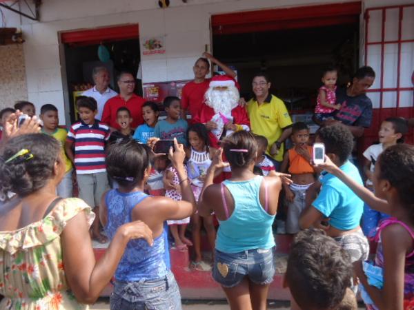 No dia de Natal, bom velhinho distribui bombons às crianças florianenses.(Imagem:FlorianoNews)