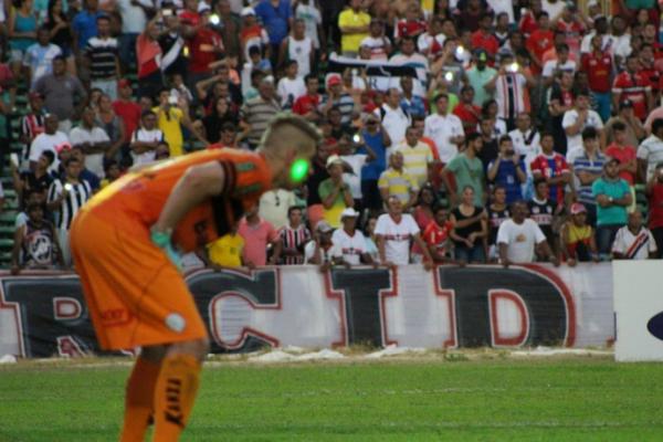 Laser atinge rosto do goleiro Giovani, do Lajeadense.(Imagem: Emanuele Madeira/GloboEsporte.com)