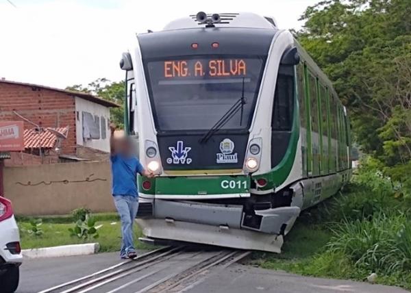 Na avenida Higino Cunha, VLT colide em veículo que estava parado sobre os trilhos(Imagem:Reprodução/WhatsApp)