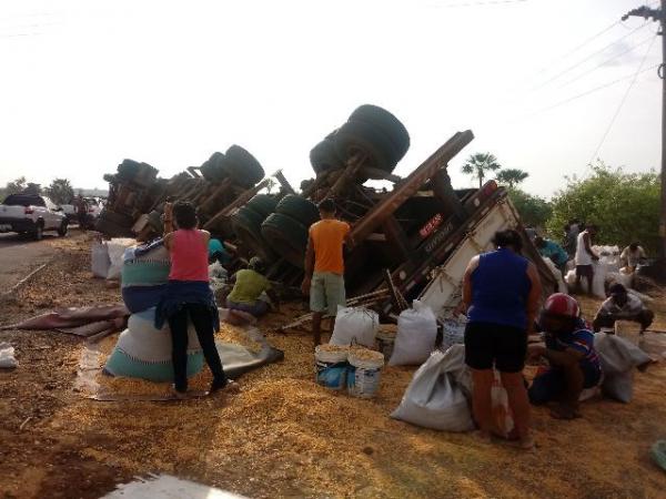 Carreta carregada de milho tomba e carga é saqueada na localidade Paracaty.(Imagem:FlorianoNews)