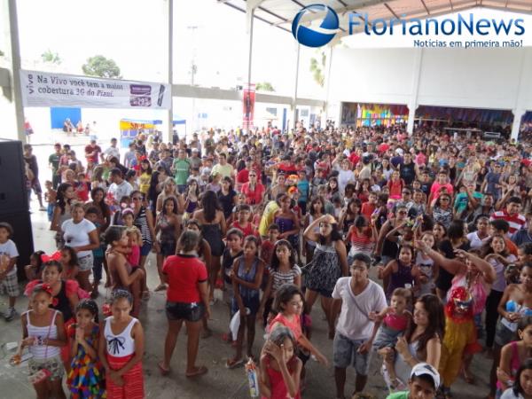 Matinê de carnaval reúne centenas de foliões no CEC. (Imagem:FlorianoNews)