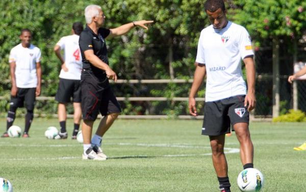 Leão e Lucas durante treino no CT: cobranças.(Imagem:Anderson Rodrigues/Globoesporte.com)
