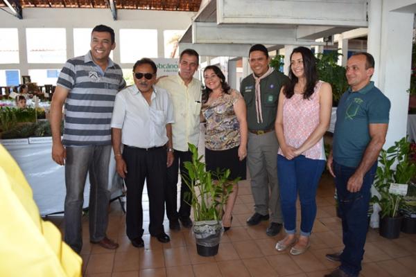 Escoteiros recebem doação no Festival de Flores de Holambra de Floriano.(Imagem:Waldemir Miranda)