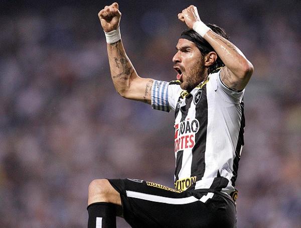 Loco Abreu comemora um dos gols do Botafogo.(Imagem:Fernando Soutello / AGIF)