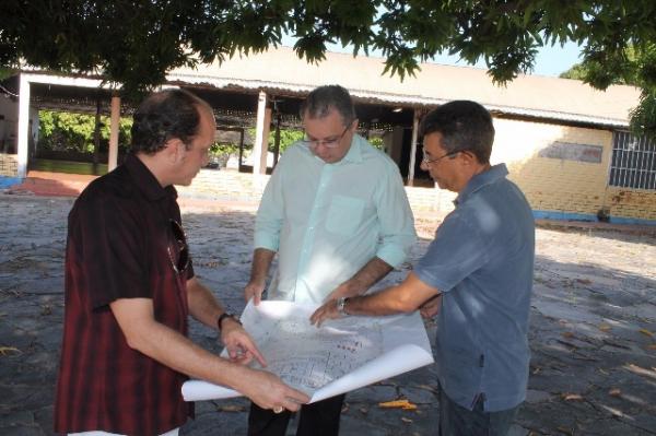 Florentino Neto visita terreno onde será construída a nova maternidade de Teresina.(Imagem:Sesapi)