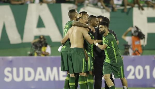 Jogadores se abraçam após o apito final.(Imagem:AP Photo/Andre Penner)