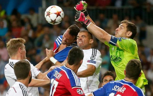 Casillas em ação: goleiro foi vaiado e aplaudido por uma torcida dividida.(Imagem:Reuters)