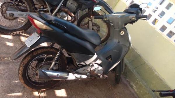 Motocicleta de entregador tomada de assalto é recuperada pela PM de Floriano.(Imagem:FlorianoNews)