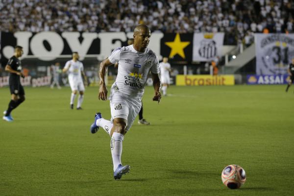 Carlos Sánchez, do Santos, contra o Bragantino (Imagem:LUIS MOURA/WPP/ESTADÃO CONTEÚDO)