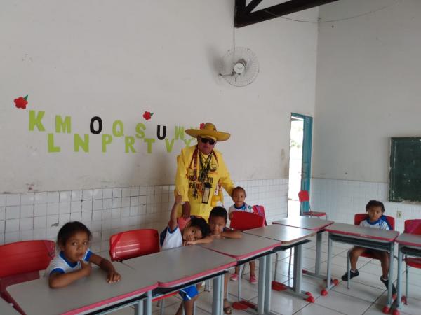 Repórter Amarelinho agradece presença das escolas no Show do Carrapeta (Imagem:FlorianoNews)