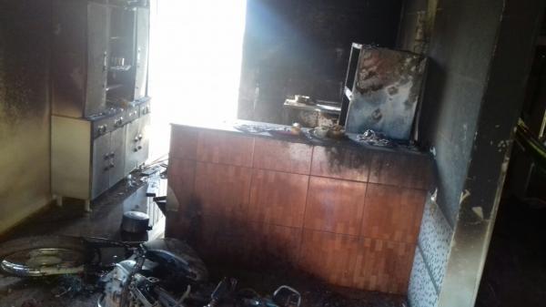 Mulher foi agredida e teve a casa incendiada pelos filhos no Piauí.(Imagem:Divulgação / Polícia Militar)