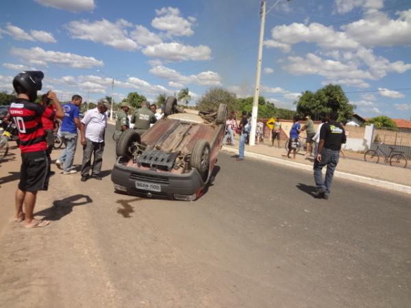 Veículo capota na Avenida Dirceu Arcoverde.(Imagem:FlorianoNews)