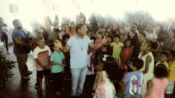 Padre Nylfranyo celebra Missa das Crianças na igreja de São José Operário.(Imagem:FlorianoNews)