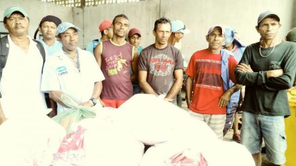 Rotary Club realiza doação de cestas para servidores da coleta de lixo em Floriano.(Imagem:FlorianoNews)