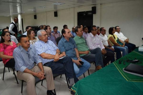 Gilberto Júnior realiza reunião de emergência com secretários e vereadores.(Imagem:Waldemir Miranda)