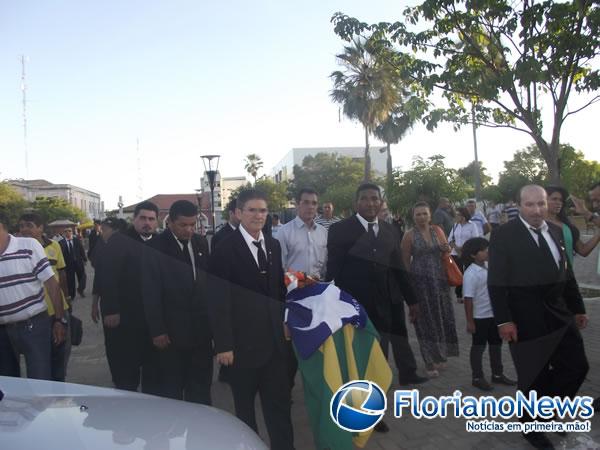 Magistrados, familiares e amigos se despedem do Promotor Edimar Piauilino.(Imagem:FlorianoNews)