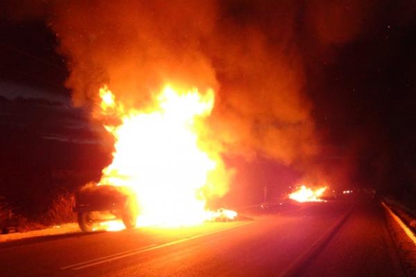 Homem morre carbonizado dentro do carro após colidir em caminhão.(Imagem:Portal Grande Picos)