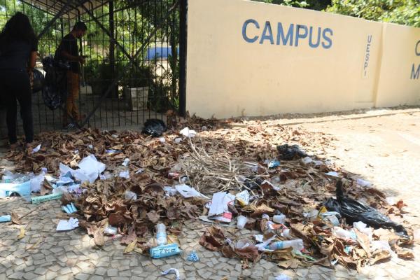 Alunos ocuparam campus da Uespi e deixaram lixo na porta da instituição, em protesto.(Imagem:Alunos ocuparam campus da Uespi e deixaram lixo na)
