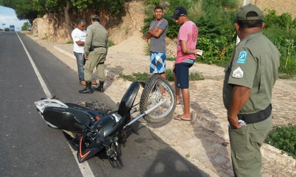 Colisão entre carro e motocicleta deixa piloto com fratura exposta.(Imagem:Jc24horas)