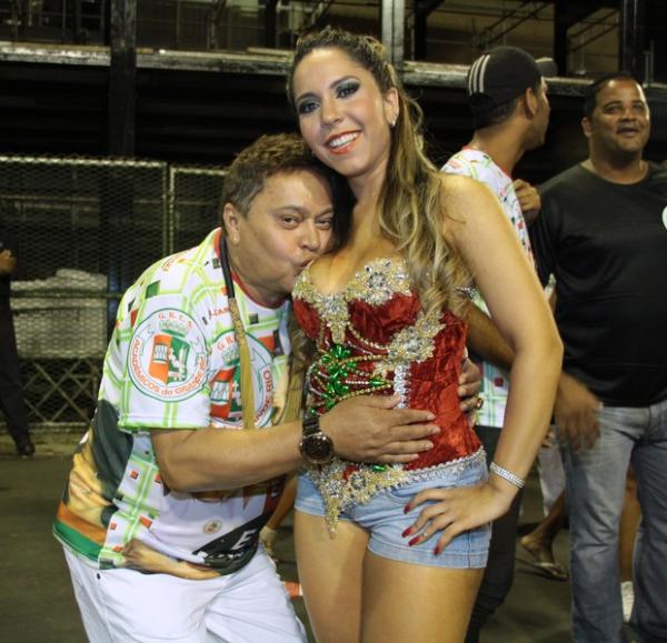 Promoter Glaycon Muniz dá beijo no peito de Mulher Melão.(Imagem:Graça Paes/Divulgação)