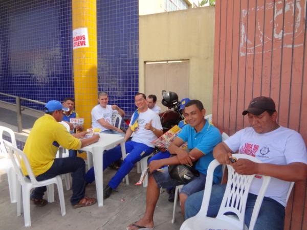 Funcionários dos Correios se reuniram em frente à agência de Floriano.(Imagem:FlorianoNews)