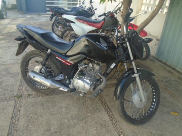 Moto tomada de assalto no bairro Campo Velho é recuperada pela PM de Floriano.(Imagem:FlorianoNews)