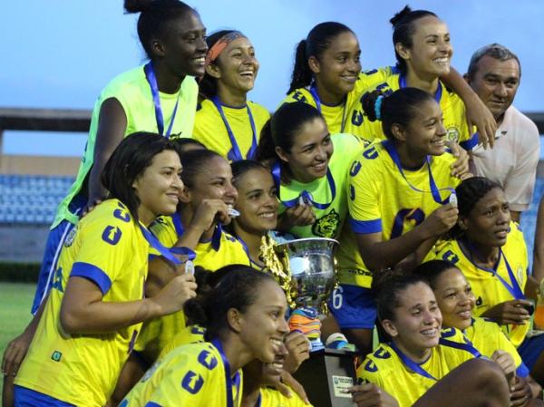 Tigresas posam com troféu da Copa Piauí e garantem equipe em mais uma competição nacional.(Imagem:Emanuele Madeira)