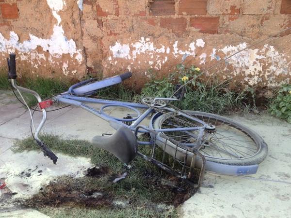 Bicicleta usada pela criança ficou queimada após a descarga elétrica.(Imagem: Gil Oliveira/ G1 Piauí)