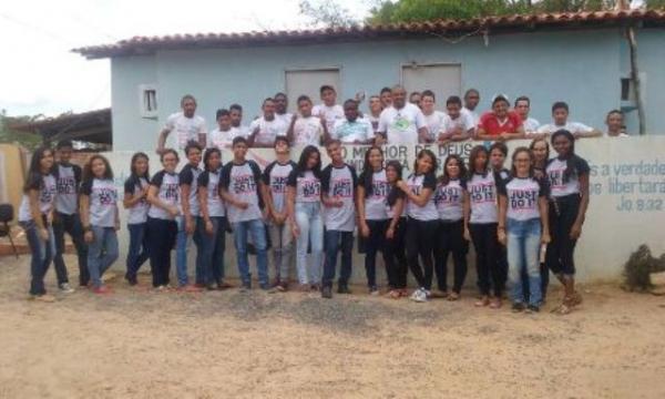 Alunos promovem manhã bíblica na Comunidade Shalom.(Imagem:Deylange Oliveira)