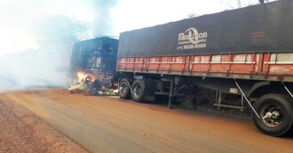 Acidente na BR 135 faz uma vítima fatal e rodovia é interditada por incêndio em caminhão.(Imagem:Portalcorrente)