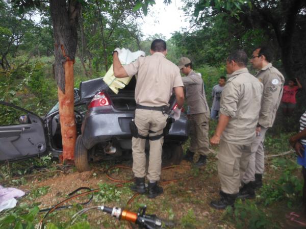 Veículo sai da pista, colide em árvore e deixa duas pessoas mortas na BR-343.(Imagem:FlorianoNews)