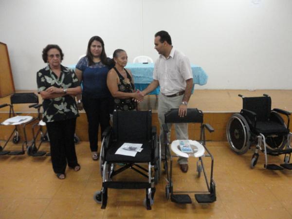 Entrega de cadeiras de rodas(Imagem:FlorianoNews)