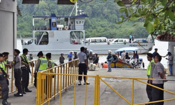 Segurança reforçada no porto de Cilacap, na Ilha de Java, na Indonésia.(Imagem:AP.)