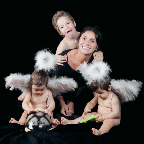 As gêmeas Antônia e Sofia, de 8 meses, se vestiram de anjinhas para os cliques(Imagem:Patrícia Staude)