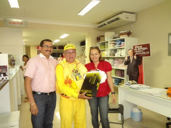 Repórter Amarelinho é presenteado com tênis amarelo.(Imagem:FlorianoNews)