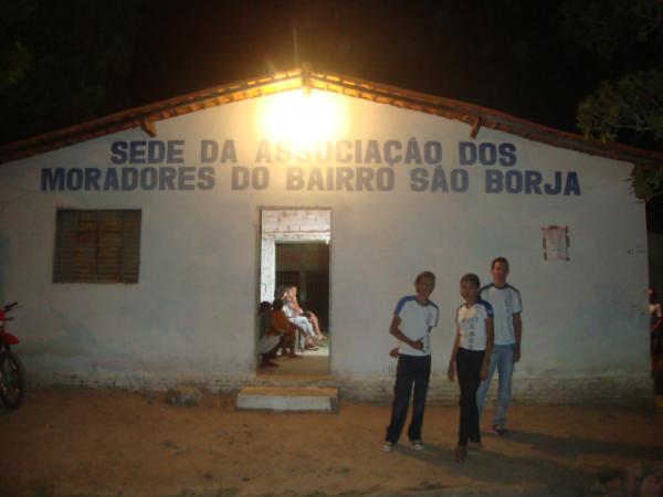 Jovens na sede da Associação de Moradores do Bairro São Borja(Imagem:redação)