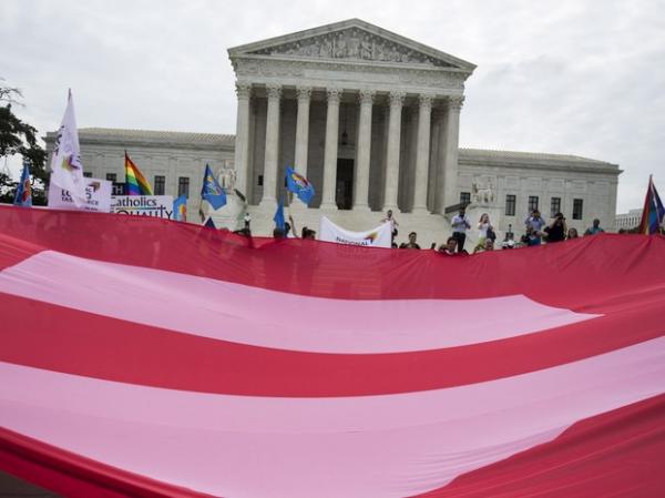 Defensores do casamento gay comemoram em frente à Suprema Corte em Washington, nos EUA, após aprovação do casamento de casais do mesmo sexo pela constituição. Com o resultado o cas(Imagem:Joshua Roberts/Reuters)