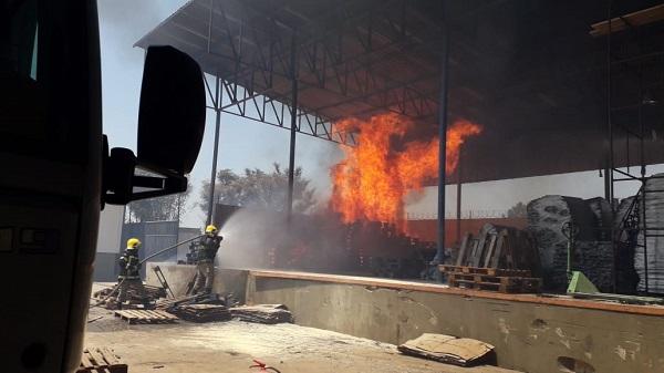 Incêndio atinge depósito do grupo Jorge Batista em Floriano.(Imagem:Divulgação)