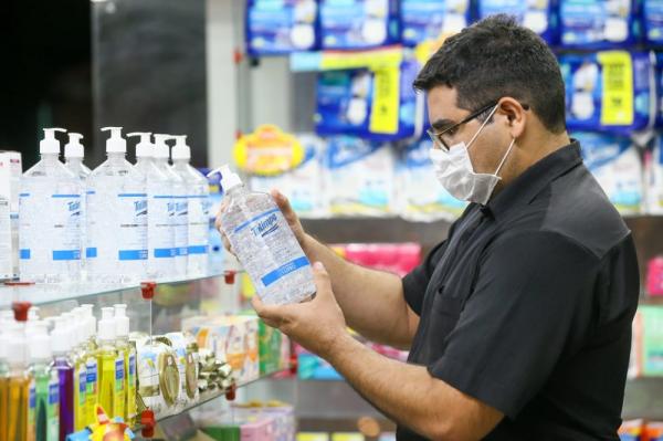 Empresas podem ser multadas em caso de aumento abusivo de preço de produtos como álcool em gel e máscara, alerta Procon.(Imagem:Camila Lima/SVM)